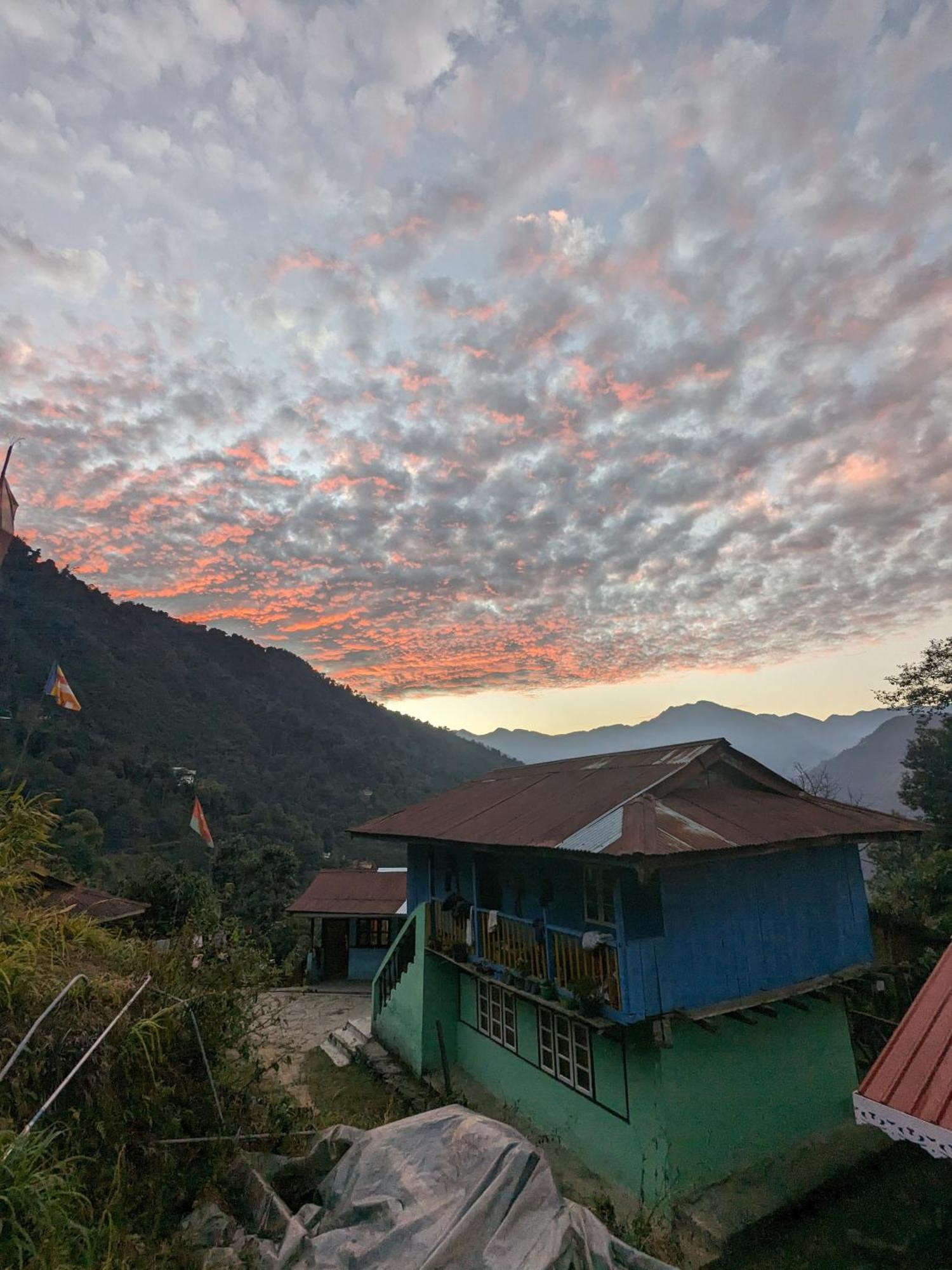 Wake In Himalayas Hostel Pelling Exterior photo